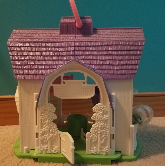 Fisher Price | Expandable Pony Barn with Ponies - Picture 8 of 10